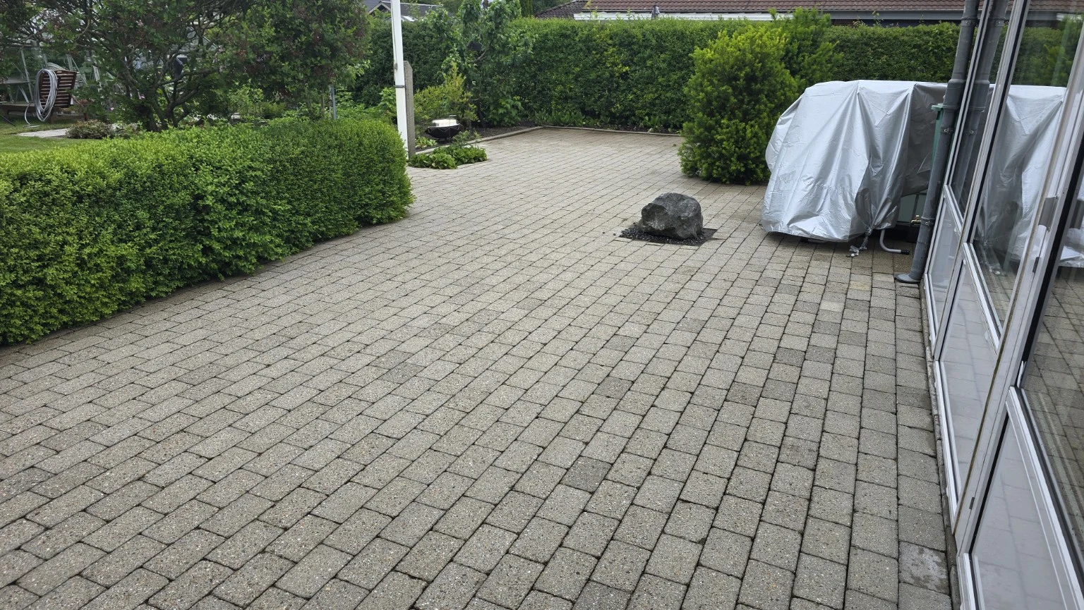 Terrasse ved haven efter professionel fliserens