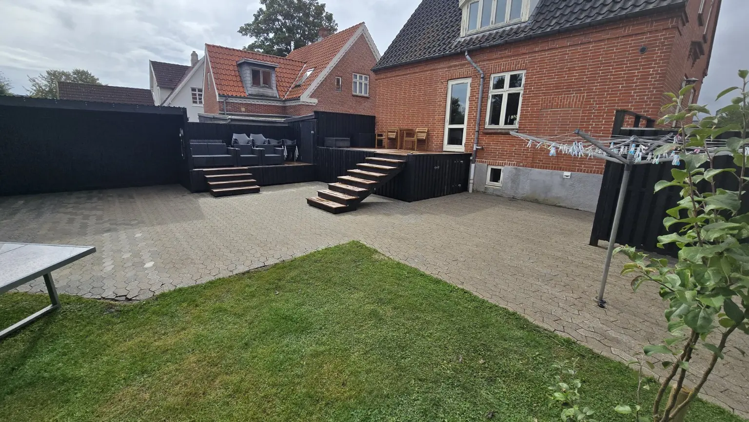Stor terrasse efter professionel fliserens
