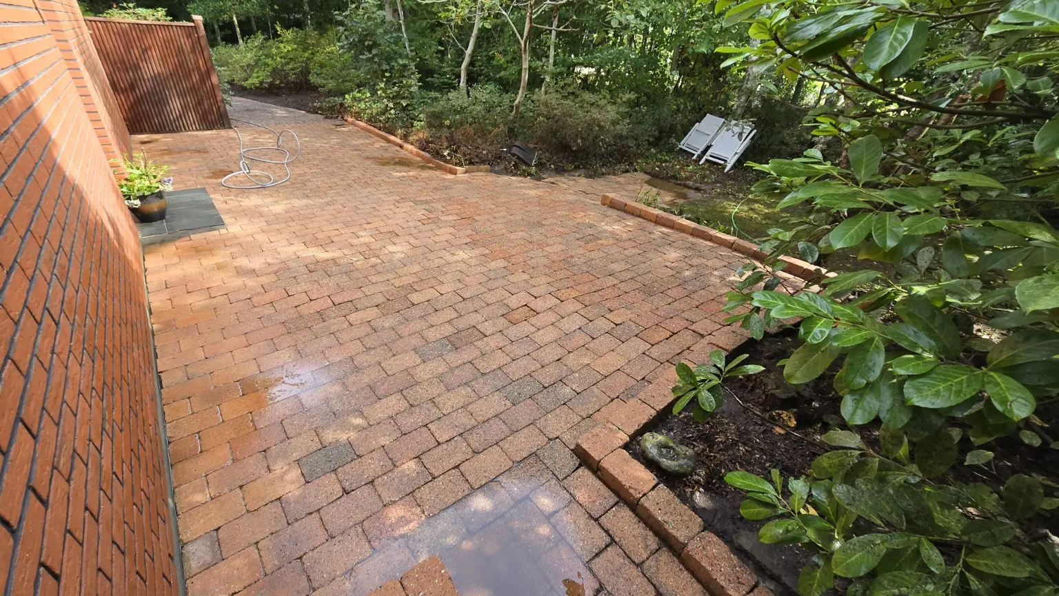 Terrasse ved murstenshus efter professionel fliserens