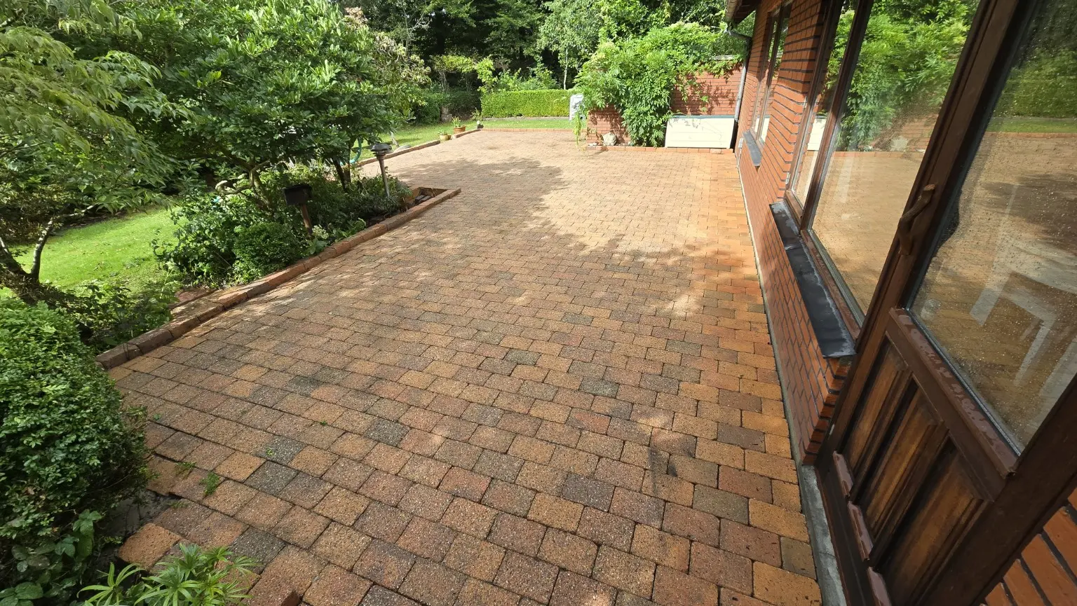 Terrasse ved hus og have efter professionel fliserens